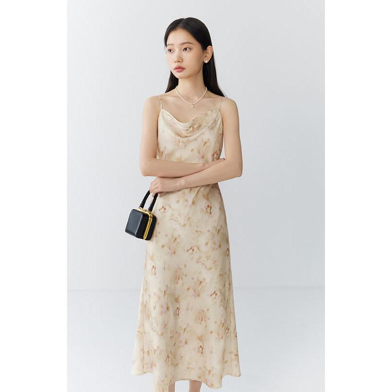 Sommerromantisches, mittellanges Trägerkleid mit Blumenmuster