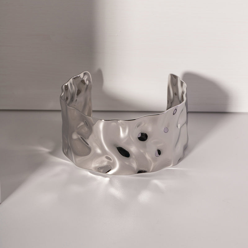 Stilvolles Armband aus gehämmertem Edelstahl in Silber