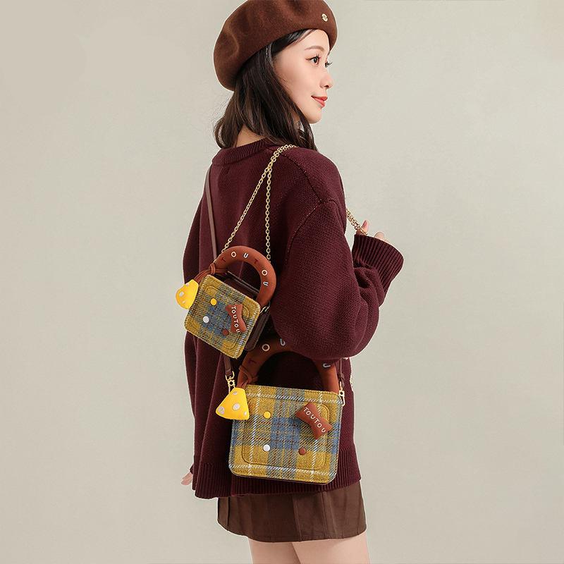 chic square shoulder bag, view 3 - MRSLM