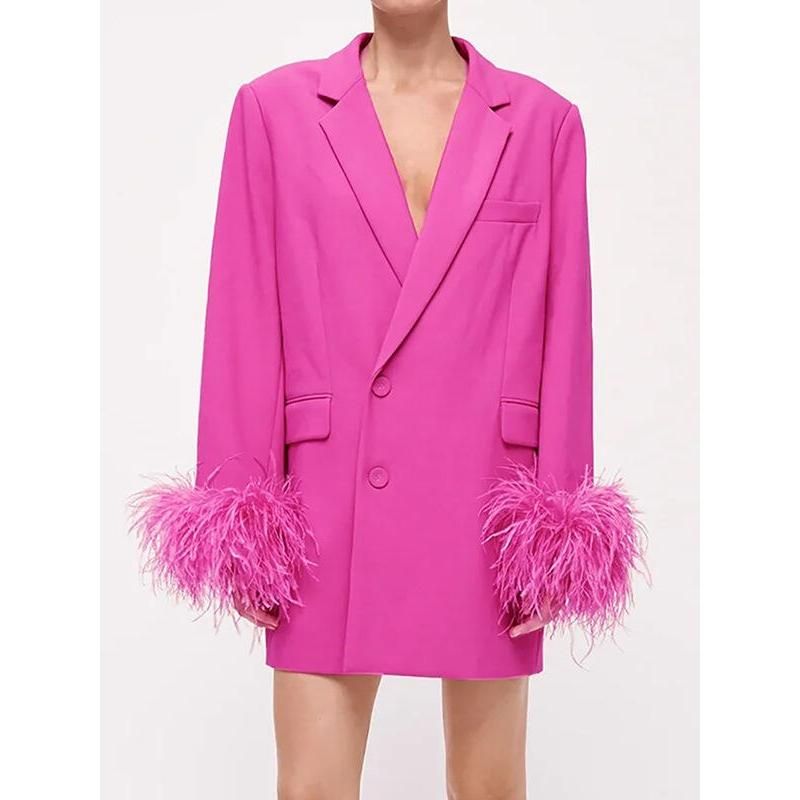 Blazer elegante rosa com detalhes em penas