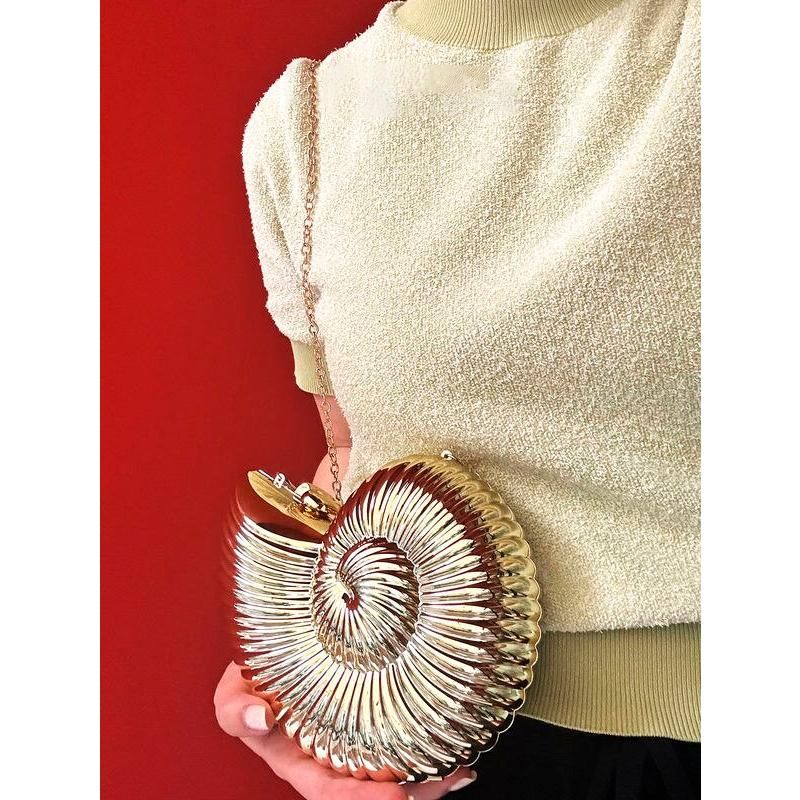 Luxuriöse, glänzende Abendclutch aus Acryl in Muschelform mit Kettenriemen
