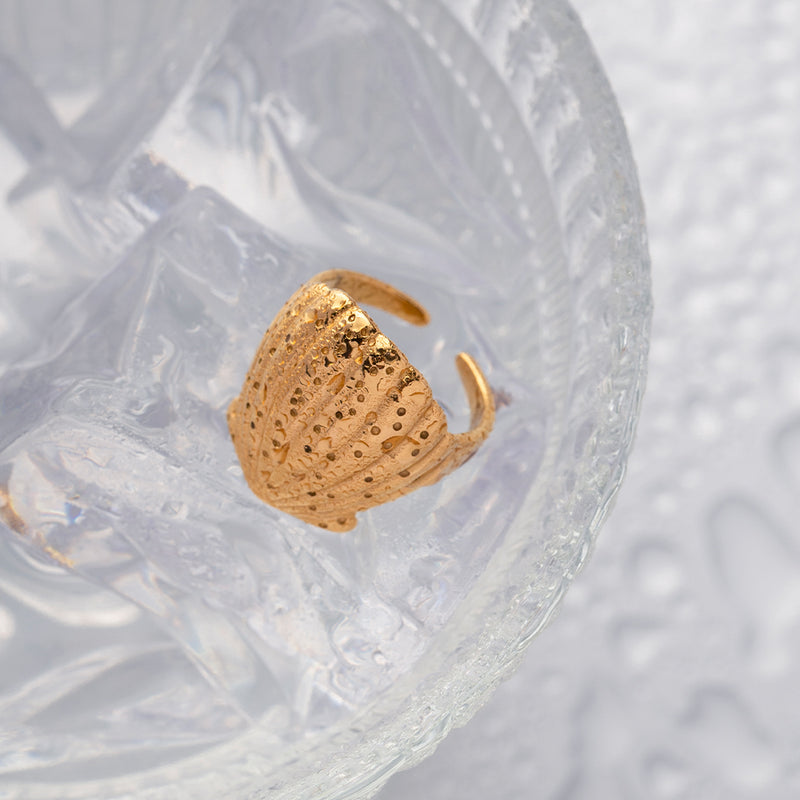 Elegant 18K gold hammered stainless steel ring, view 7 - MRSLM