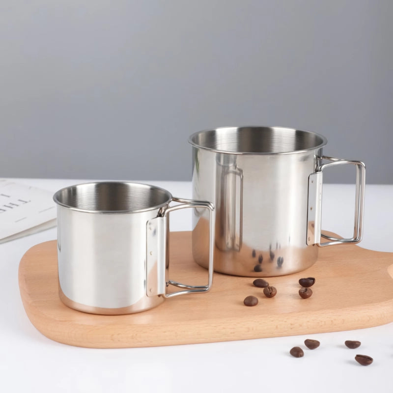 Campingbecher aus Edelstahl mit Karabiner und klappbarem Griff