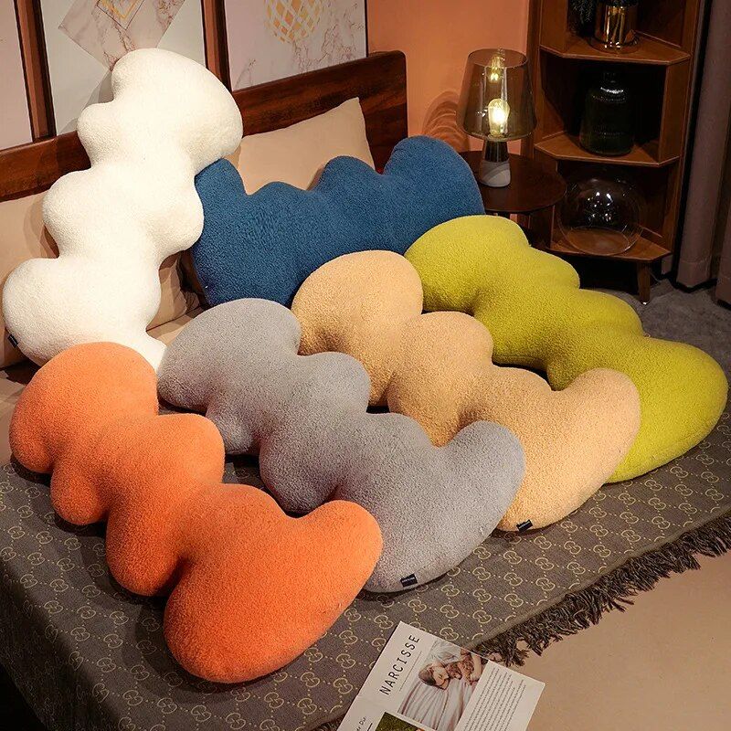 Almofada decorativa longa de pelúcia com ondulações na água, 100 cm de comprimento.