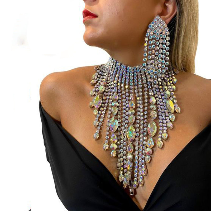 Conjunto de colar com strass e brincos de franjas exageradas para mulheres.