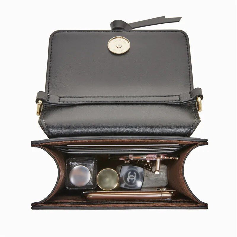 Bolsa transversal de couro elegante para celular com pingente.