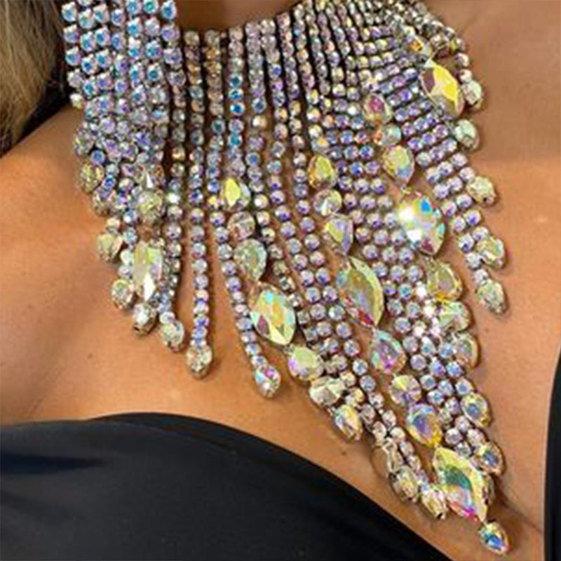 Conjunto de colar com strass e brincos de franjas exageradas para mulheres.