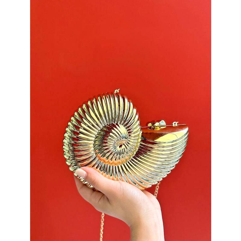 Luxuriöse, glänzende Abendclutch aus Acryl in Muschelform mit Kettenriemen
