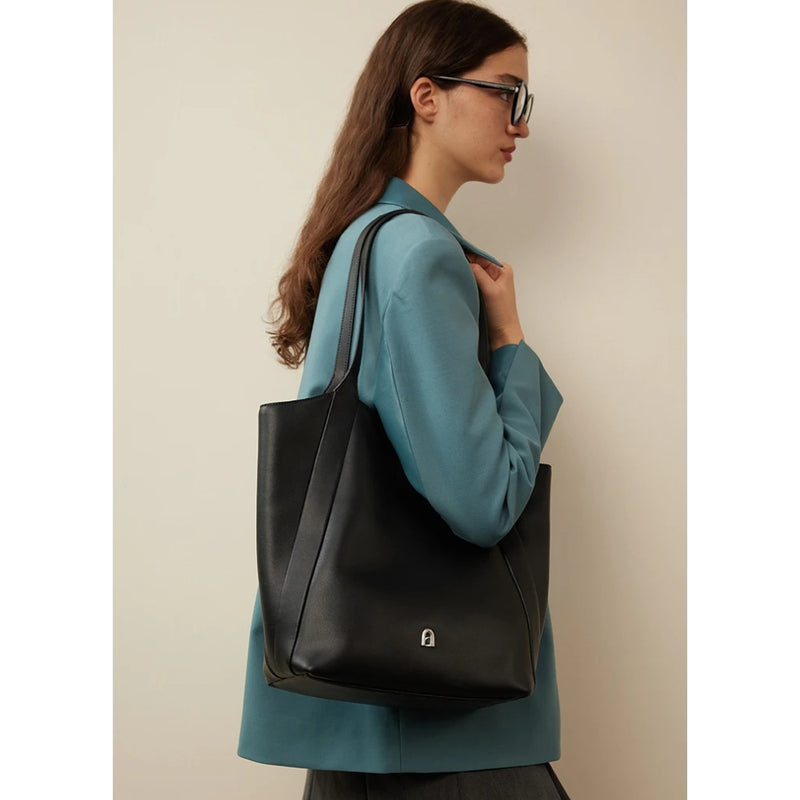 Bolsa de ombro elegante e espaçosa em couro para mulheres.