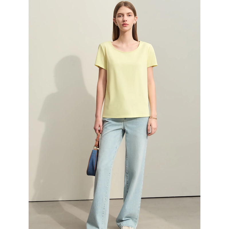 Camiseta feminina minimalista tamanho G com decote em U, modelagem slim e tecido stretch.