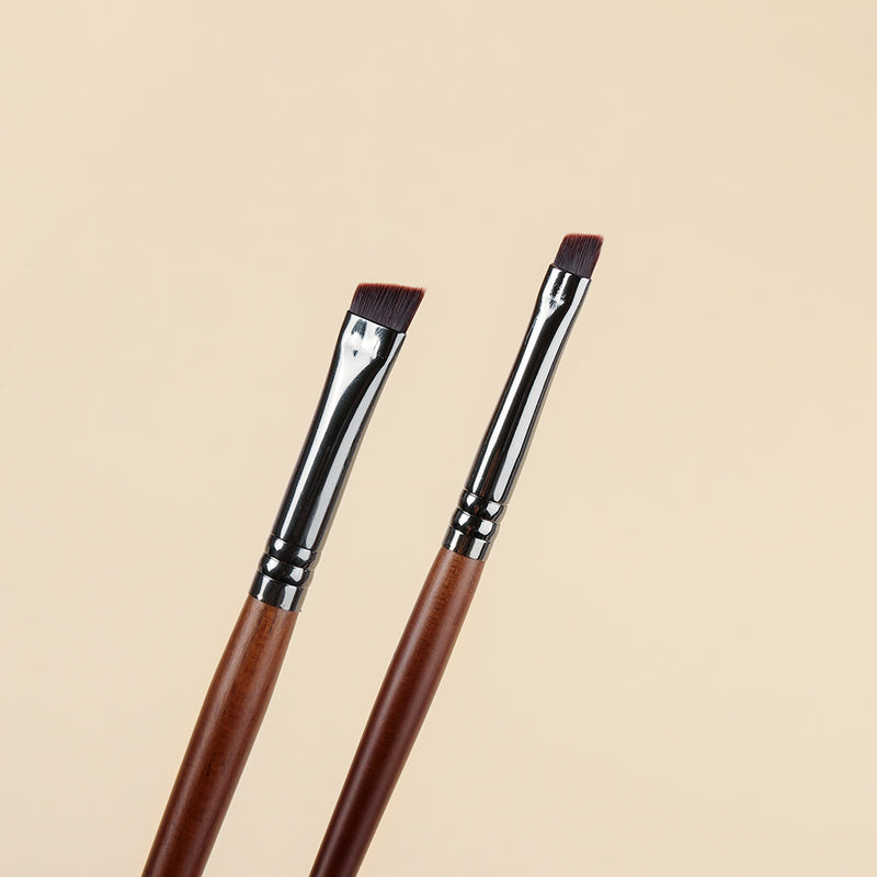 Conjunto de 4 pincéis angulares para sobrancelha e delineador com cabo de madeira.
