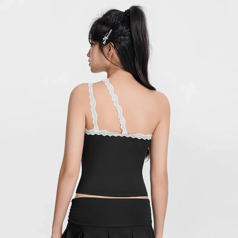 Blusa de alças assimétrica com detalhes em renda para o verão