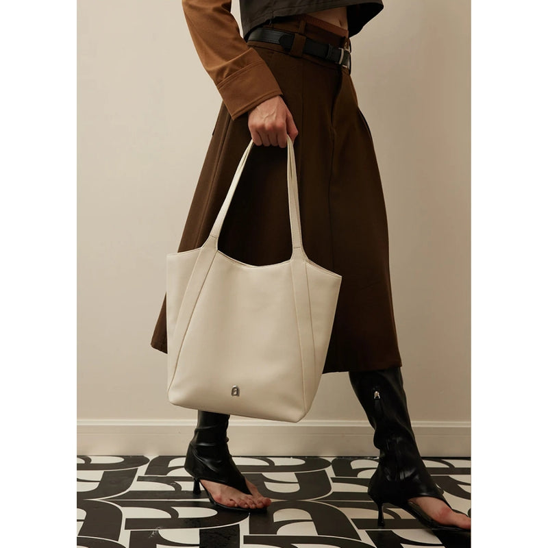Bolsa de ombro elegante e espaçosa em couro para mulheres.