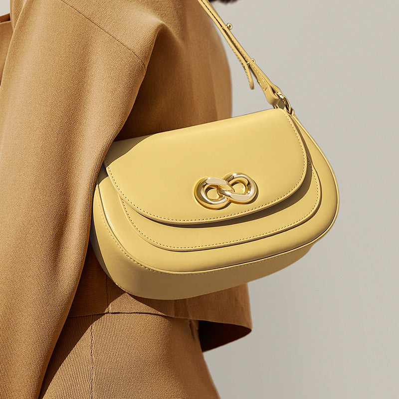 Bolsa de ombro feminina elegante em couro bovino para o dia a dia.