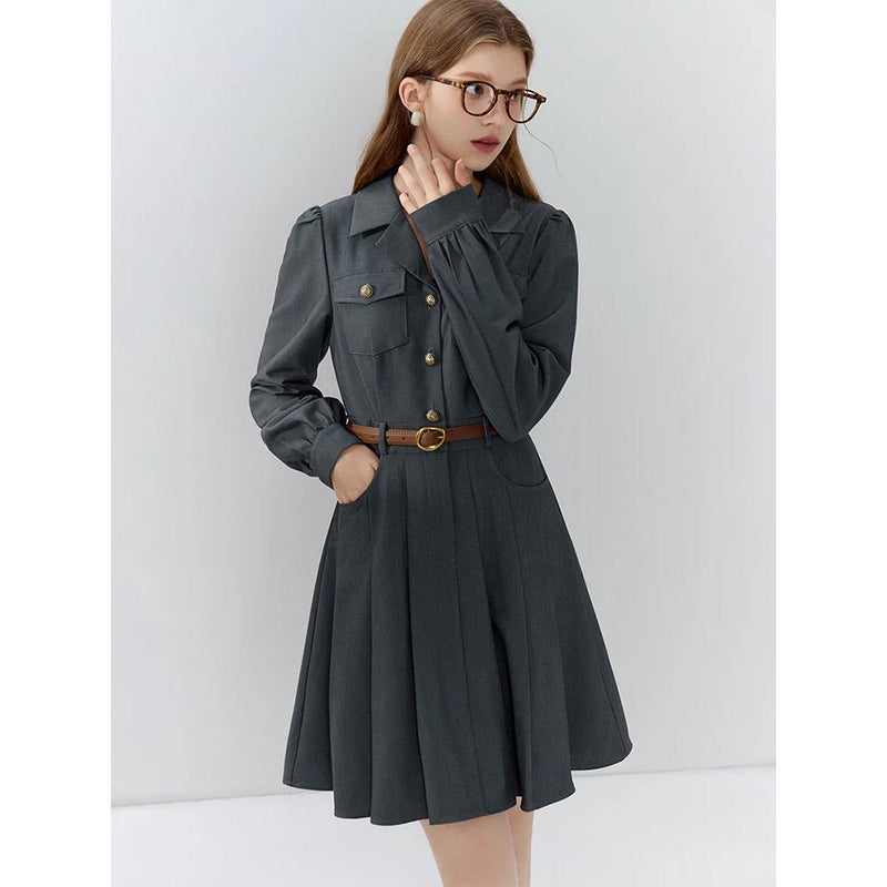 Elegantes graues Business-Damen-Kostüm mit Gürtel
