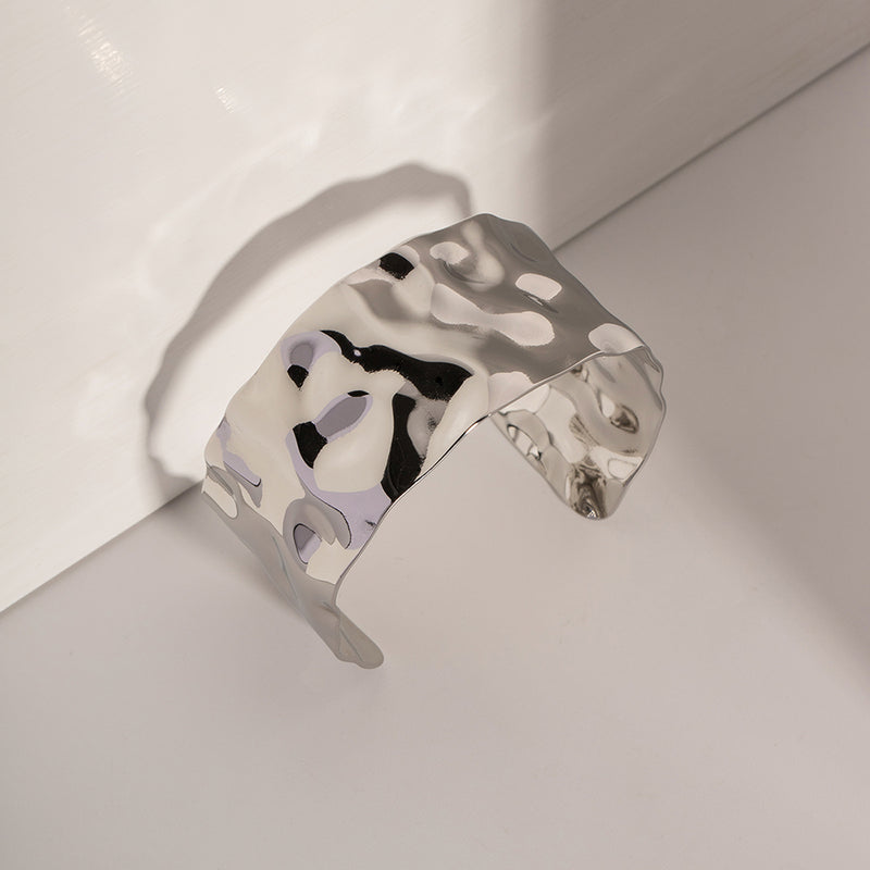 Stilvolles Armband aus gehämmertem Edelstahl in Silber