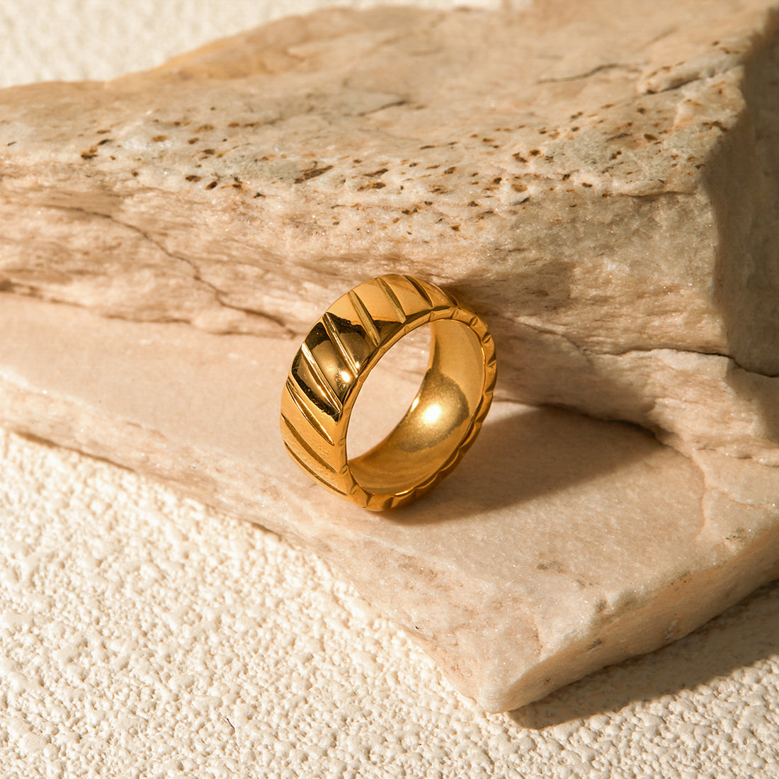 Vergoldeter Ring mit Hypotenusenmuster