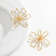 Vintage gold-toned hollow flower stud earrings, view 10 - MRSLM