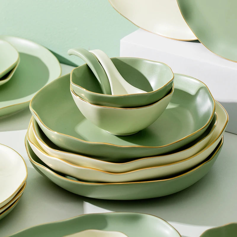 Conjunto de prato e tigela de porcelana com borda dourada fosca e formato irregular