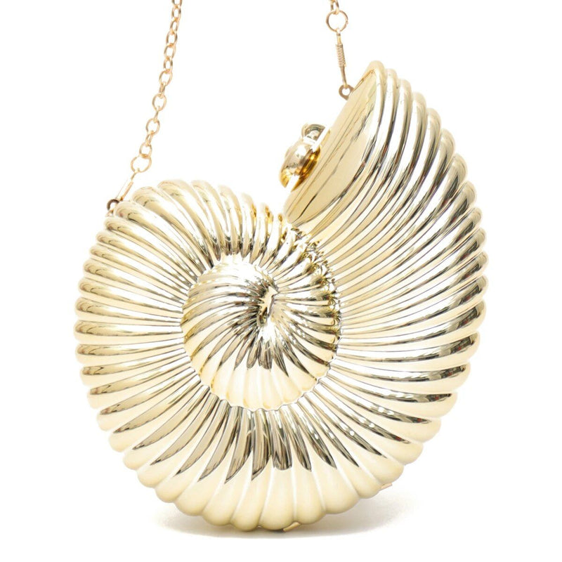 Luxuriöse, glänzende Abendclutch aus Acryl in Muschelform mit Kettenriemen