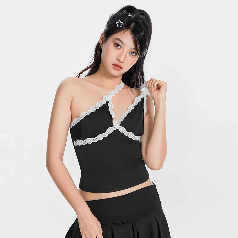 Blusa de alças assimétrica com detalhes em renda para o verão