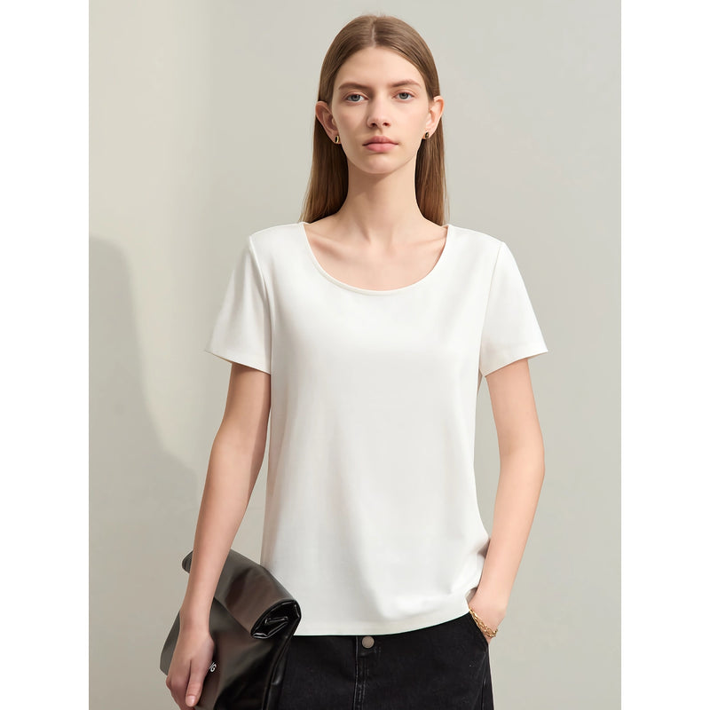 Camiseta feminina minimalista tamanho G com decote em U, modelagem slim e tecido stretch.