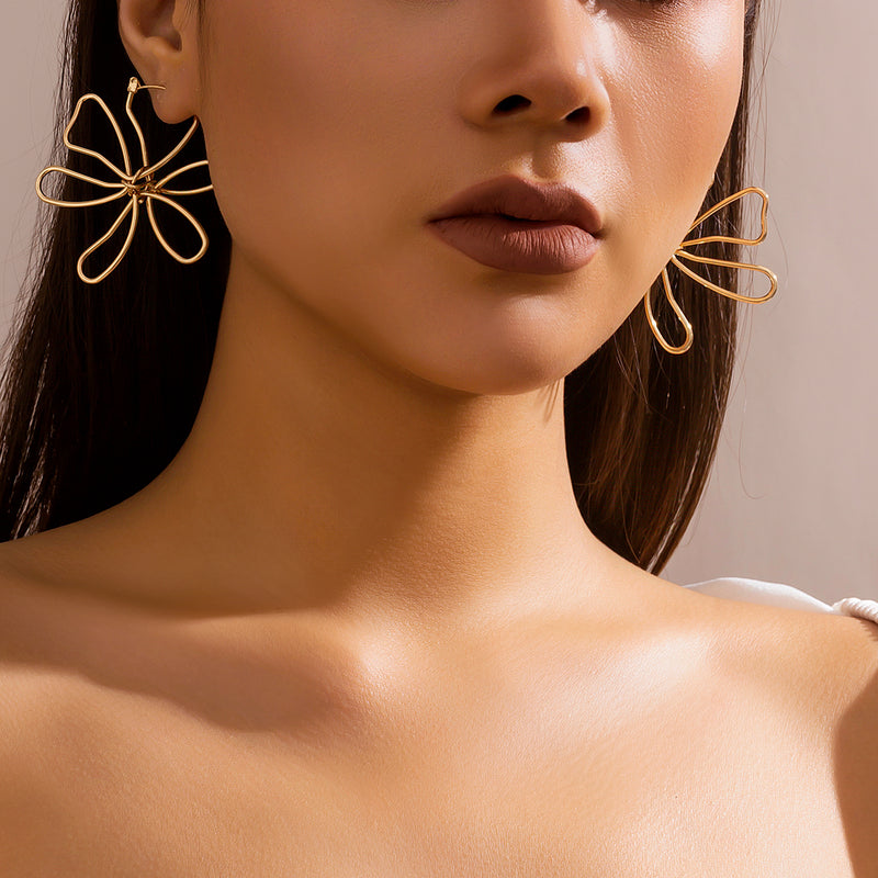 Vintage gold-toned hollow flower stud earrings, view 5 - MRSLM