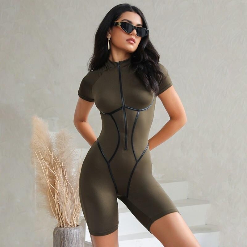 Herbstlich-schicker gestreifter Jumpsuit mit Reißverschluss