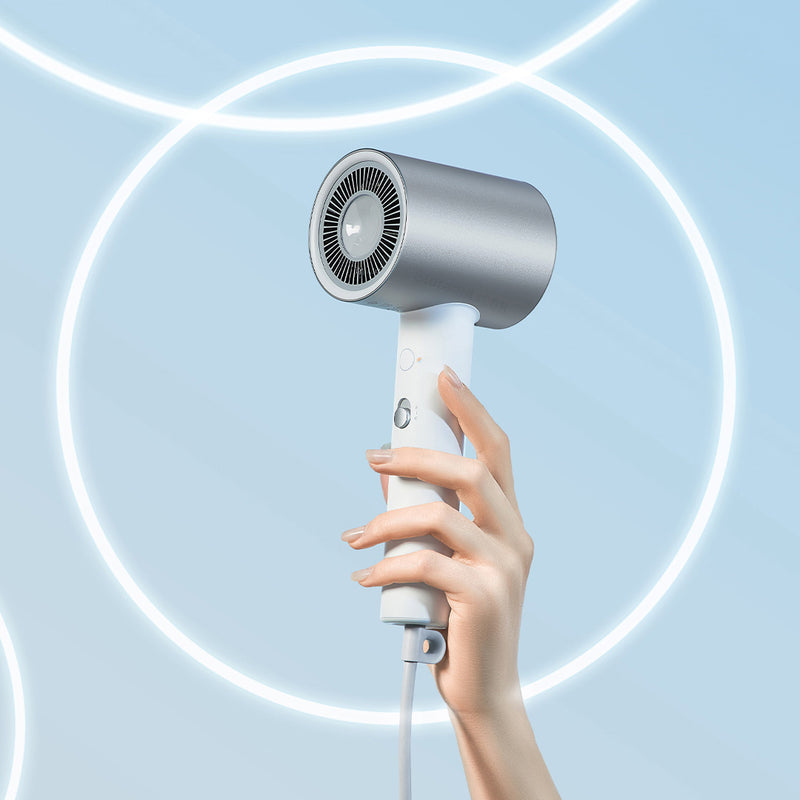 Secador de cabelo iônico com controle inteligente de temperatura.