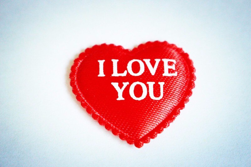 red heart shaped confetti, view 4 - MRSLM