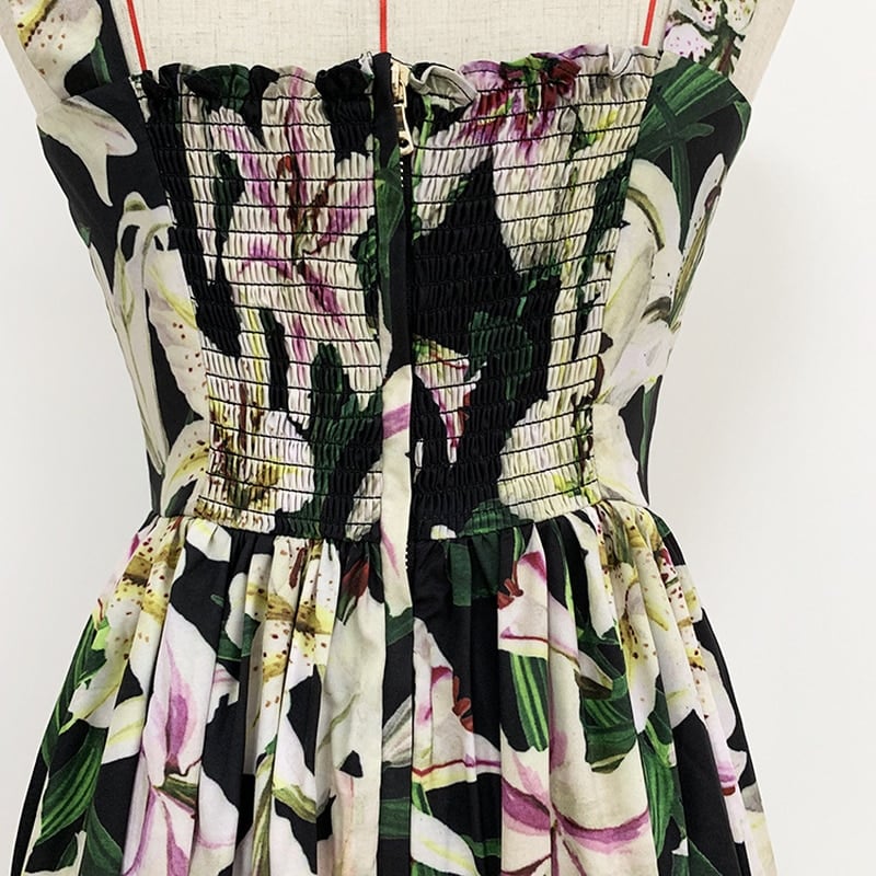 Damenkleid mit Lilienmuster und Schnürung