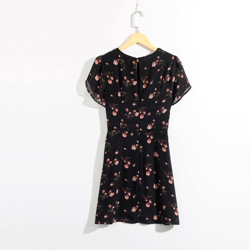 Vestido curto feminino de manga curta e gola redonda